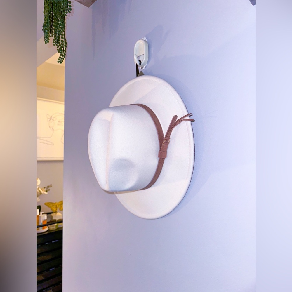 O/S white western hat with brown belt
